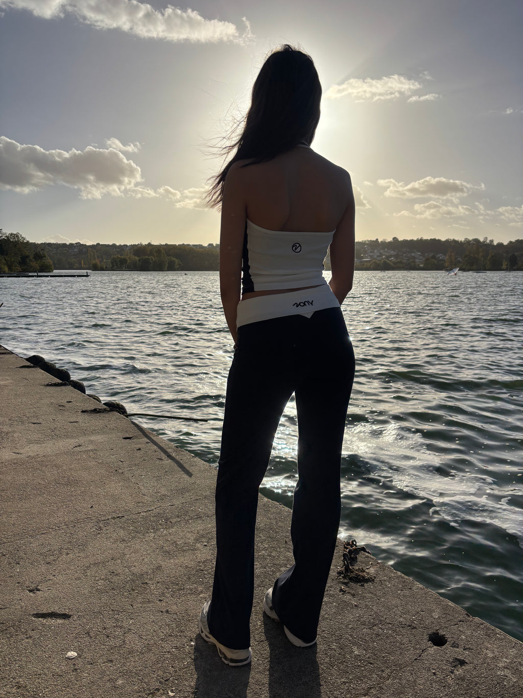 Ensemble ZONY Deep Okinawa porté de dos au bord de l'eau