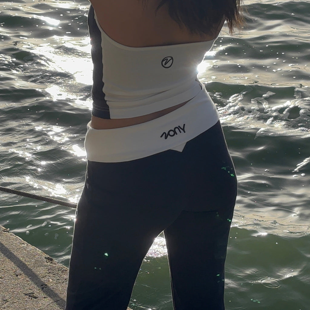 Taille rabattue blanche brodée ZONY du pantalon de yoga Deep Okinawa, vue de dos