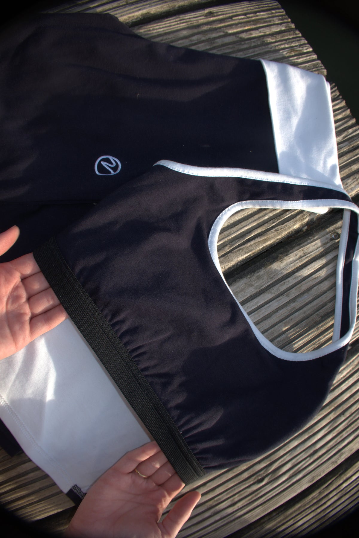 Détail intérieur du crop top ZONY Deep Okinawa bleu profond et blanc