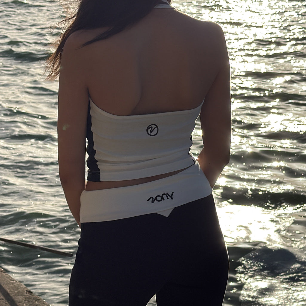 Dos du crop top ZONY Deep Okinawa porté avec le pantalon à taille rabattue