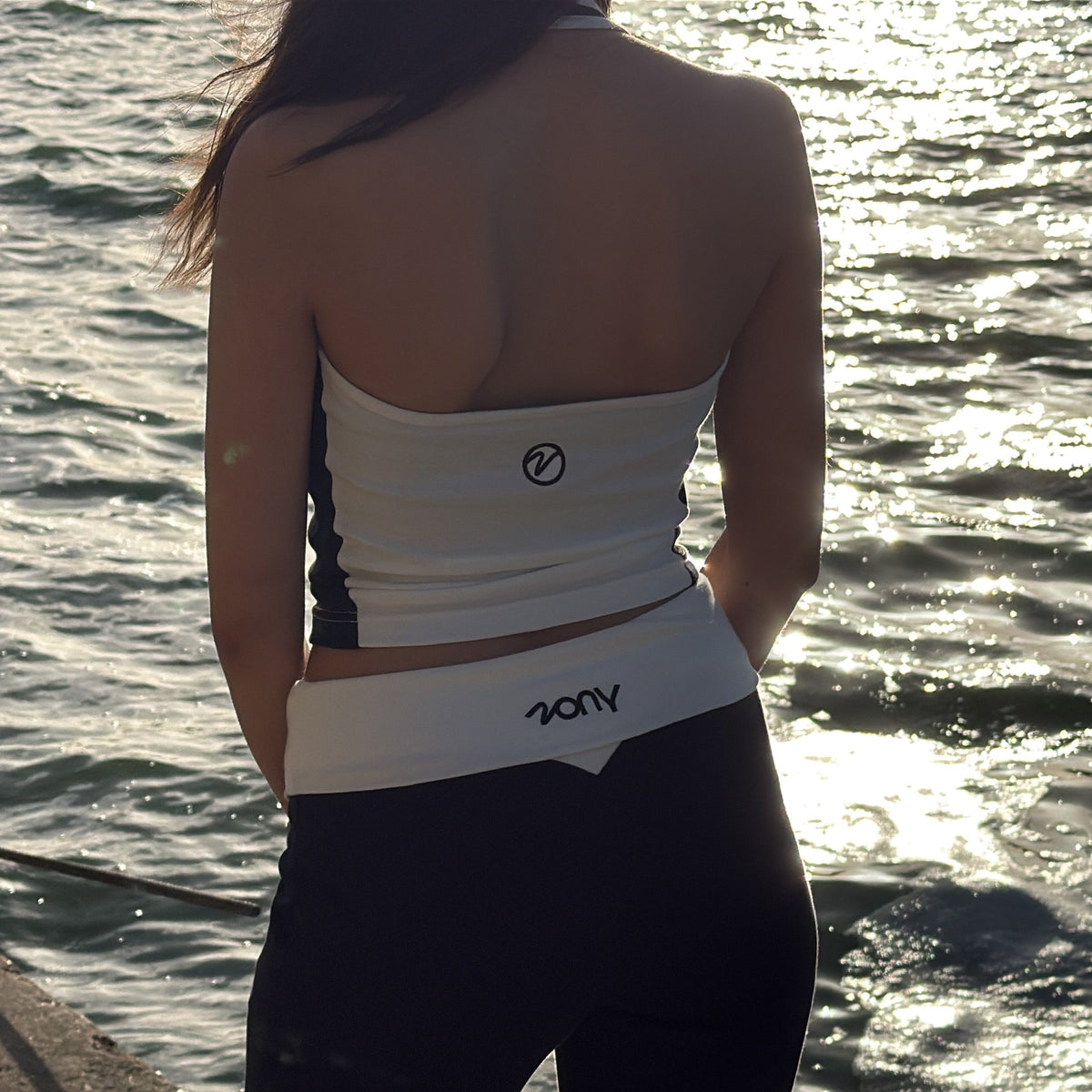 Dos du crop top ZONY Deep Okinawa porté avec le pantalon à taille rabattue