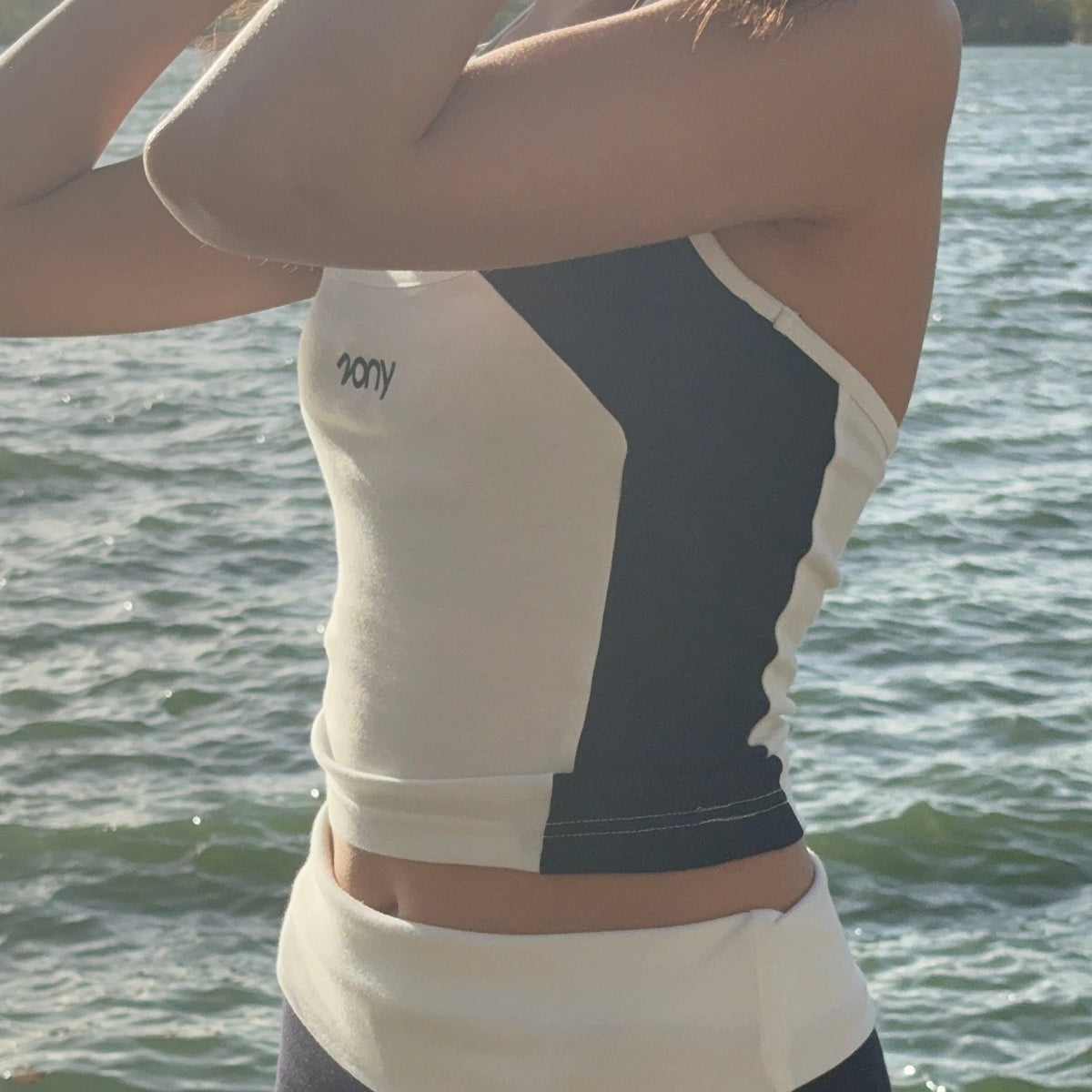 Crop top de yoga femme ZONY Deep Okinawa vu de trois-quarts