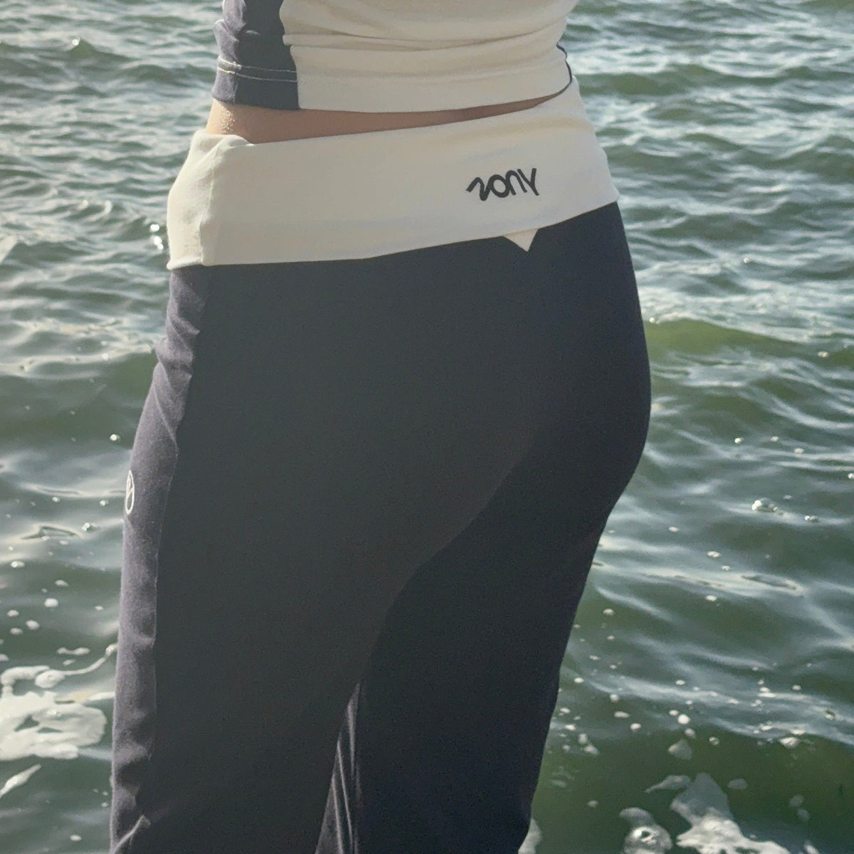 Dos du pantalon de yoga ZONY Deep Okinawa, logo brodé sur la taille rabattue