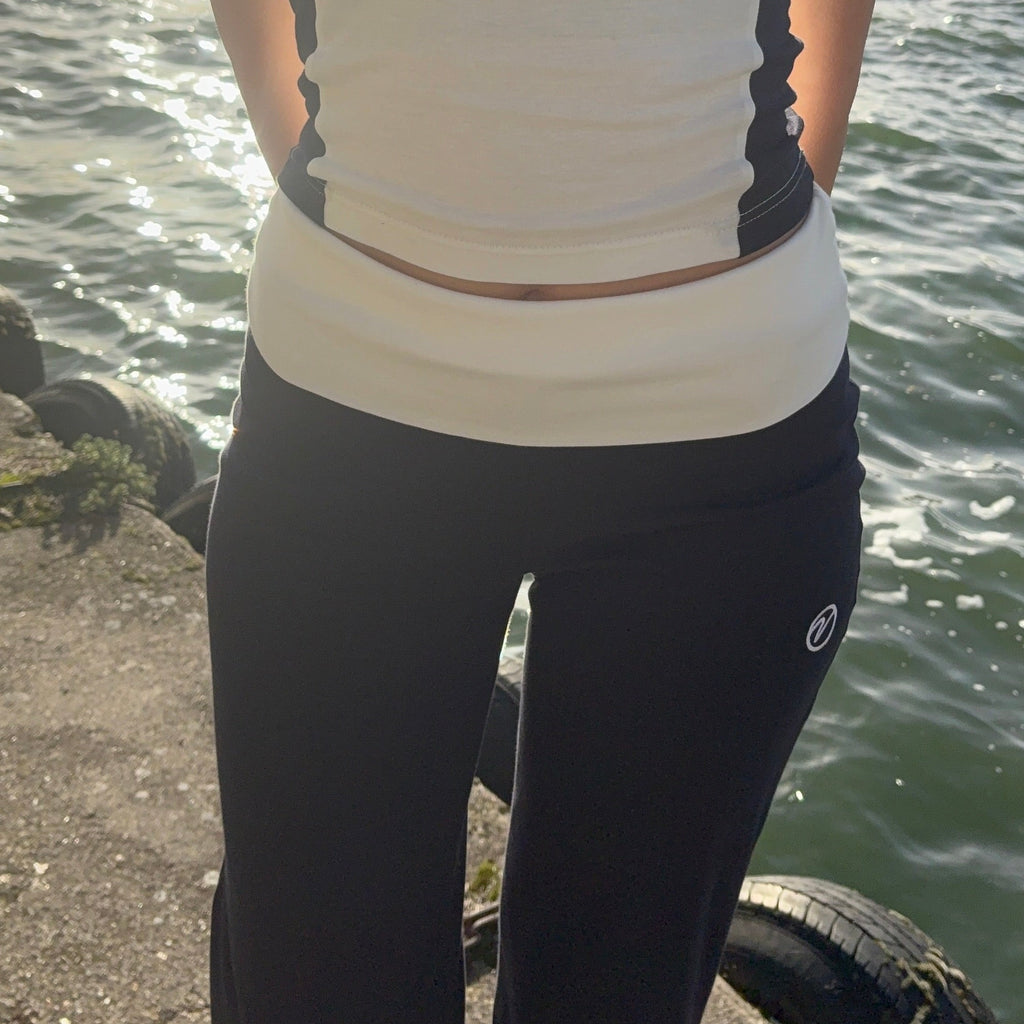 Pantalon de yoga femme ZONY Deep Okinawa porté avec le crop top assorti